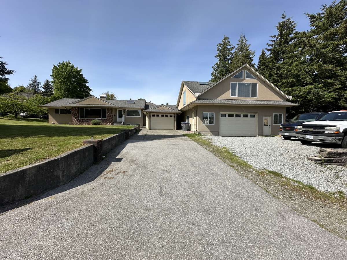 House / Detached House / Home with Unregistered Suite / Home-Based Business Potential For Sale in Surrey, BC - 4+1 bed, 4.5 bath