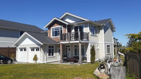 House / Detached House For Sale in Parksville, BC - 3+1 bdrm, 3 bath (312 Wisteria St)