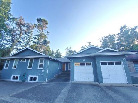 Revenue Property / House For Sale in Esquimalt, BC - 8 bdrm, 6 bath (1187/1187-a Munro Street)