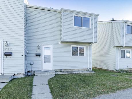 Townhouse For Sale in Edmonton, AB - 3 bdrm, 1.5 bath (214 Dickinsfield Court NW)