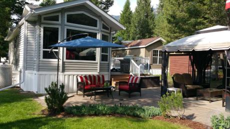 Recreational Property / Manufactured Home / Mobile Home / Modular Home For Sale in Radium Hot Springs, BC - 1 bdrm, 1 bath (4889 Lynx Crescent)