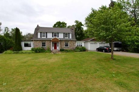 House / Detached House / Revenue Property For Sale in Lindsay, Ontario - 4 bdrm, 2 bath (41 Leslie Frost Lane)