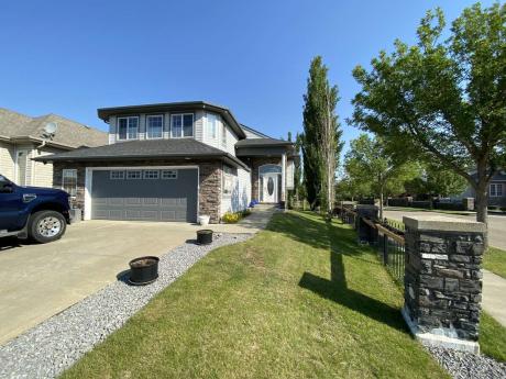 House / Bi-Level For Sale in Edmonton, AB - 3 bdrm, 3 bath (912 Blackmud Creek Crescent SW)