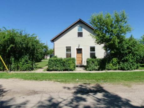 House / Land with Building(s) For Sale in Hafford, SK - 3 bdrm, 1 bath (102 1 Ave East)
